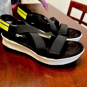 Hush Puppy Sandals New Size 9